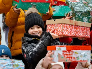 Mit Weihnachten im Schuhkarton eine kleine Welt verändern