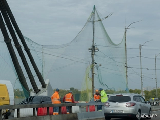 Netze zum Schutz vor Drohnen in Kiew angebracht