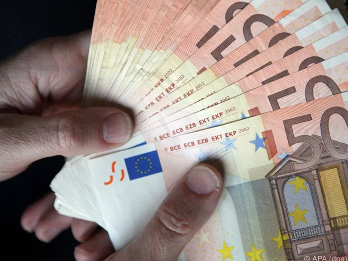 Obdachloser findet Koffer voller Geldscheine und verstreut sie
