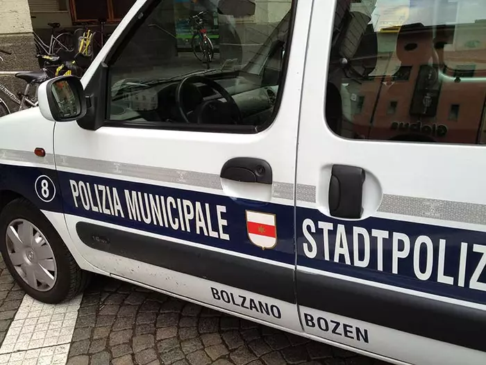 Motorradlenker nach Unfall in Bozen an Schulter verletzt