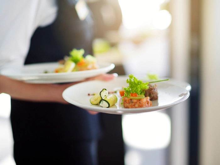 Edel-Schnorrer schlägt sich in Venedig den Bauch voll