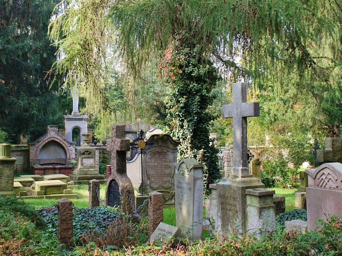 Klare Regeln für Mindestabstände und Gräbertiefen auf Südtiroler Friedhöfen