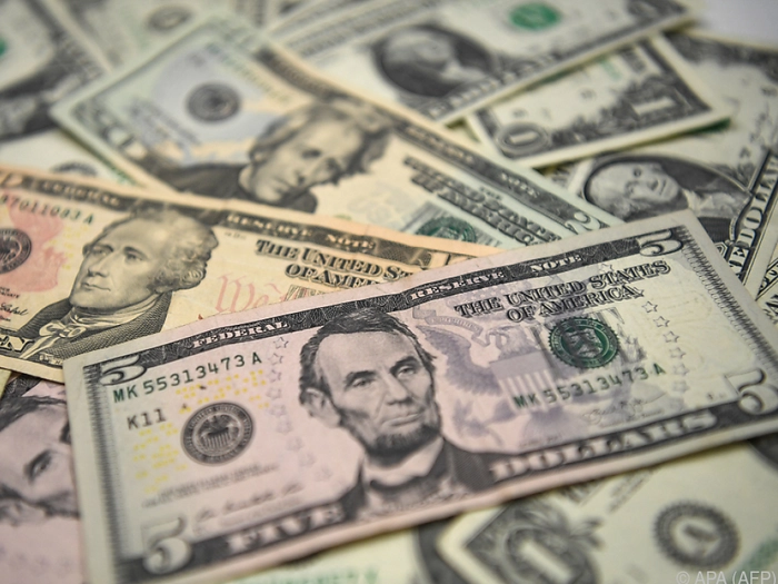 Jugendliche finden in Moskau Handtasche mit 88.000 Dollar