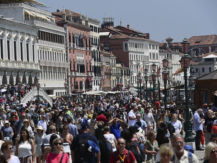 Venezianerin [38] als Taschendiebin verwechselt und von Touristen geschlagen