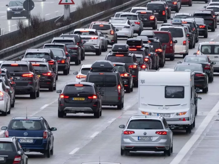 Weihnachtsverkehr: Millionen Fahrzeuge auf den Straßen