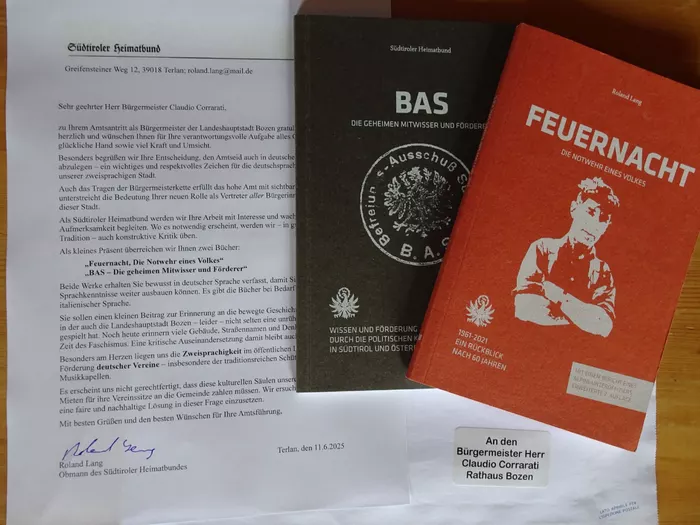 SHB gratuliert Bozner Bürgermeister Claudio Corrarati mit zwei Broschüren