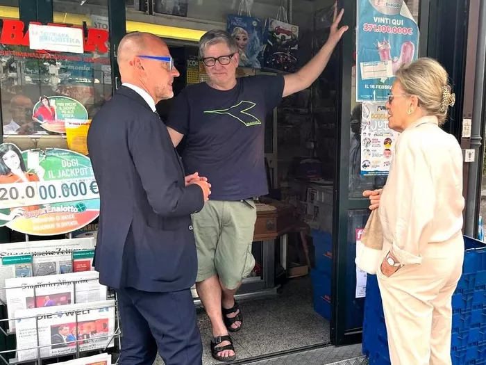 Bürgermeister Corrarati besucht Luciano Giacomi in seinem Zeitungskiosk