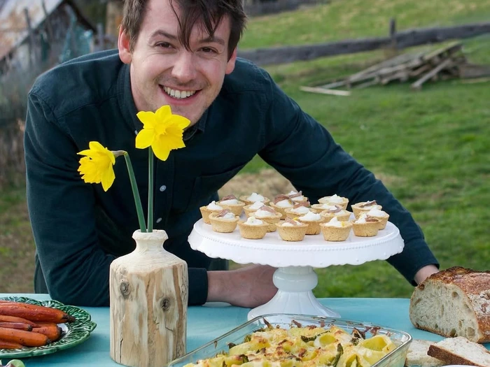 Influencer kocht mit Moos unter den Füßen