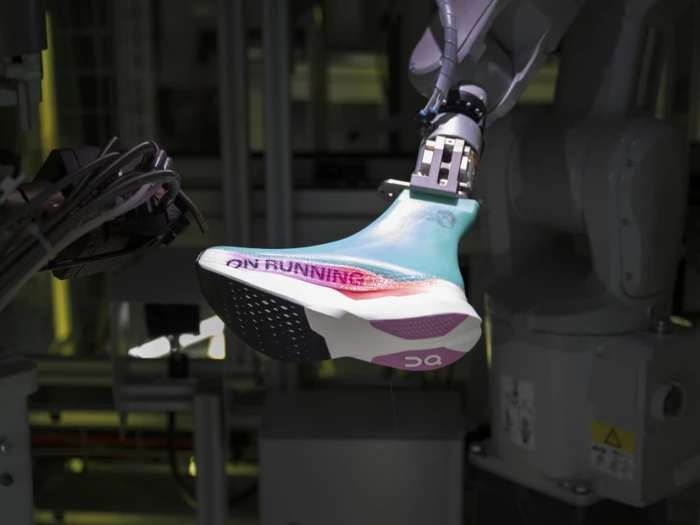 On fertigt Laufschuh mit Roboter in drei Minuten