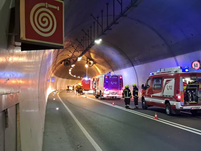 Rauch im Tunnel nach Unfall zwischen drei Pkw