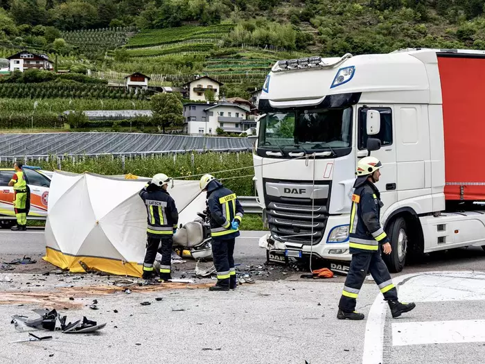Motorradfahrer stirbt bei Kollision mit Lastwagen