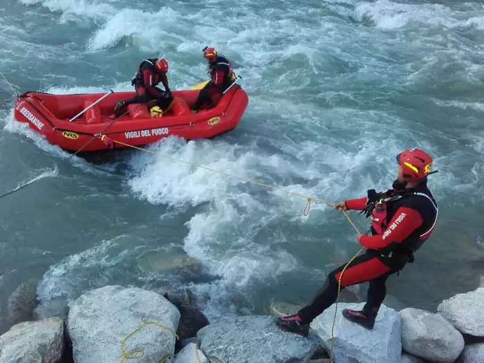 Passanten schlagen Alarm: Frau in Brixen in den Fluss gestürzt