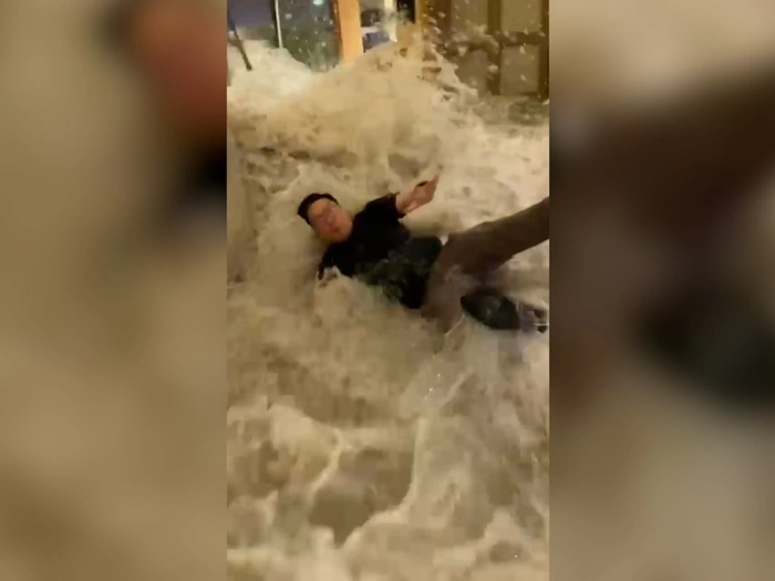 Hongkong: Wassermassen krachen durch Glasfassade ins Hotel - VIDEO