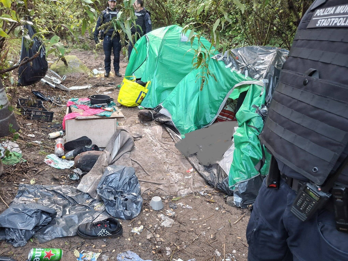 Bozen: Illegale Behausung mit Flussblick geräumt