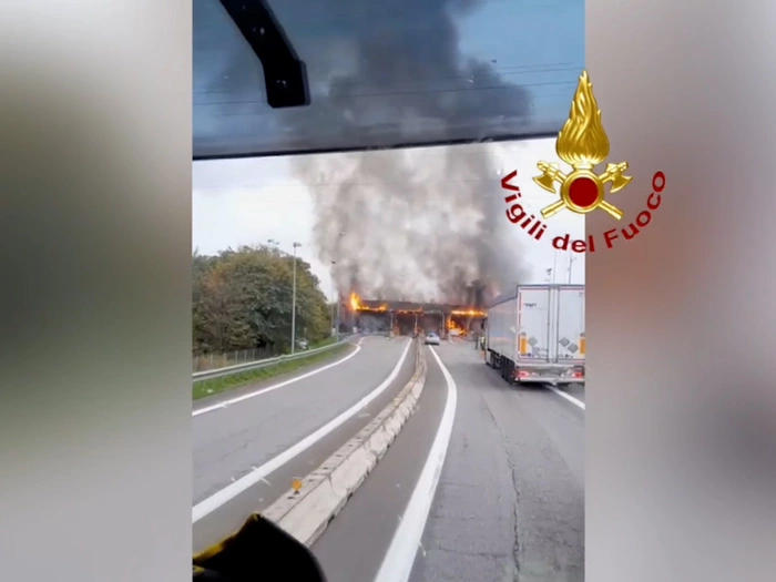 Mautstelle in Italien fackelt ab