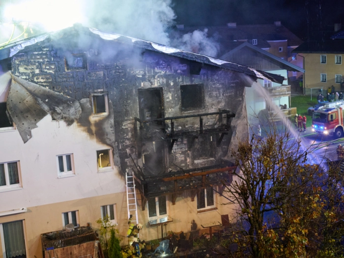 Großbrand in Dorfzentrum im Pongau: Wohnhaus zerstört