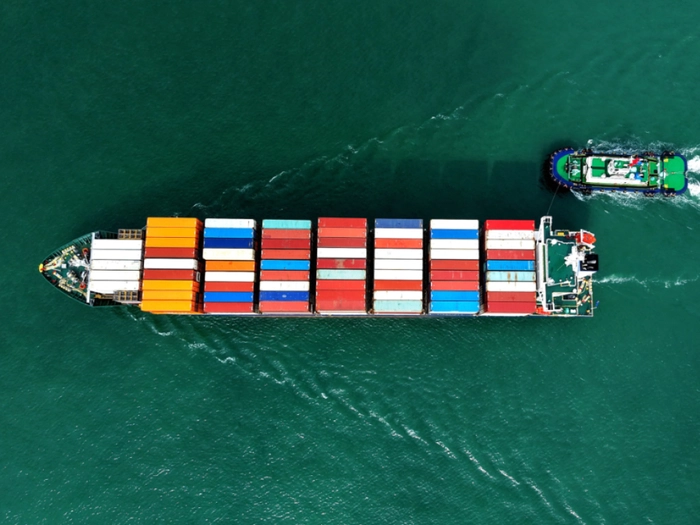 Container im Golf blockiert: Italienischer Süßwarenhersteller fürchtet Schäden