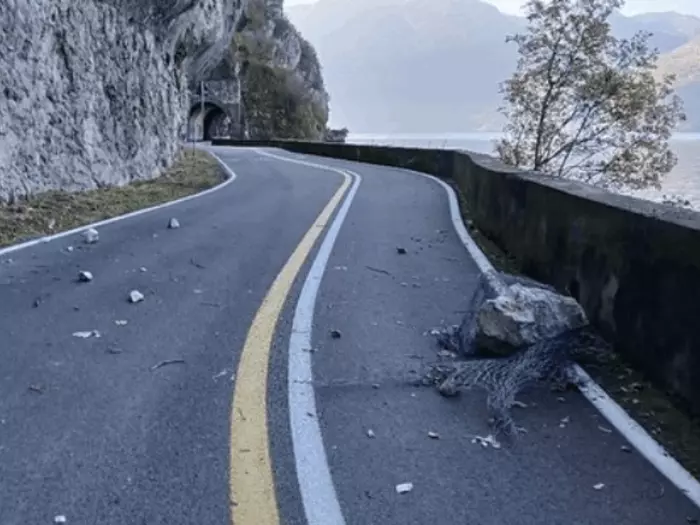 Felsbrocken kracht auf beliebten Rad- und Fußweg in Norditalien