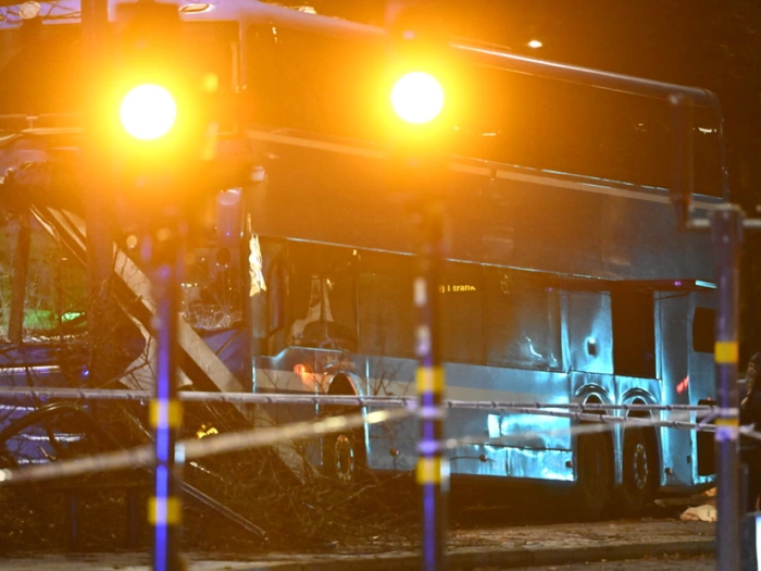 Drei Tote und mehrere Verletzte nach Buscrash in Stockholm