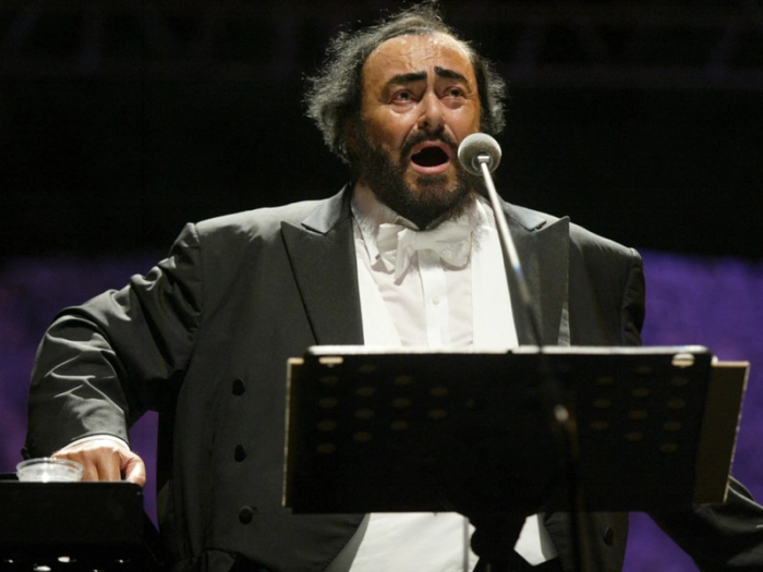 Kritik an Eislaufbahn rund um Pavarotti-Statue in Pesaro