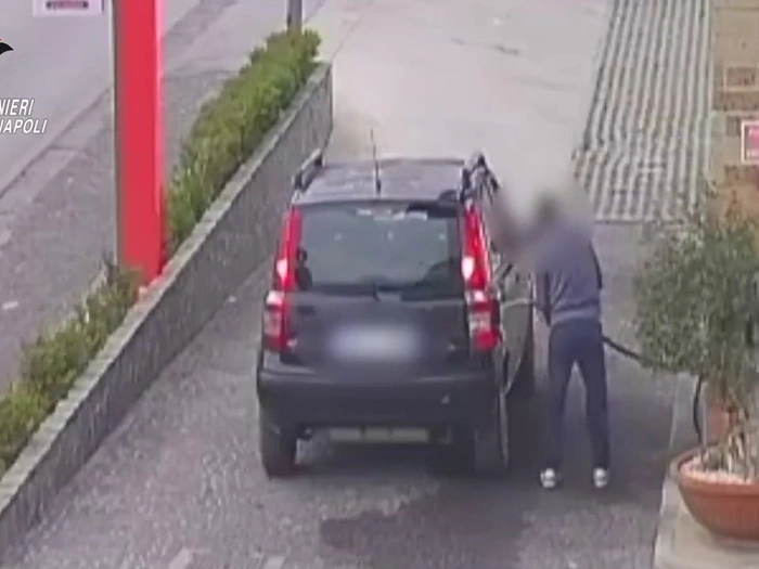 In Lebensgefahr: Mann griff seine Ex-Frau beim Tanken an