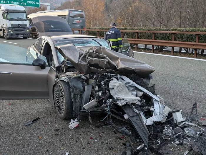 Aufprall auf Lkw: Paar im Auto wie durch ein Wunder nur leicht verletzt