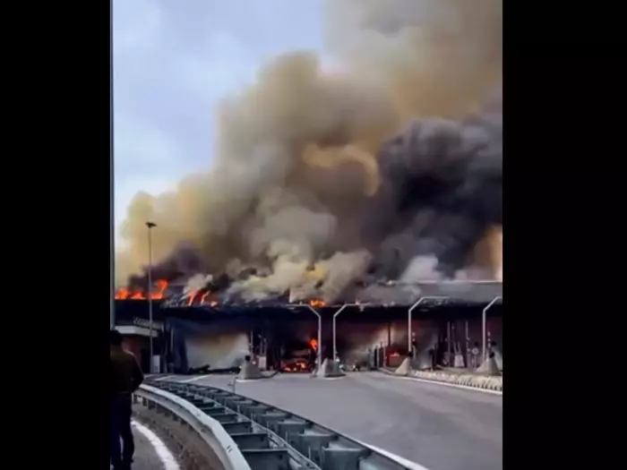 Autobahnmautstelle geht in Flammen auf