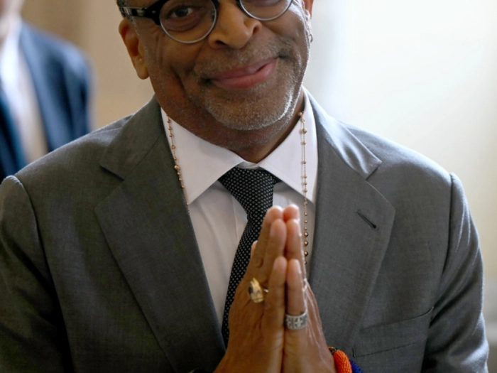 Papst Leo wurde mit NBA-Trikot beschenkt