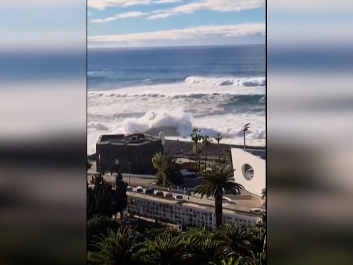 Auf Urlaubsinsel: Wellen reißen Menschen in den Tod - VIDEO