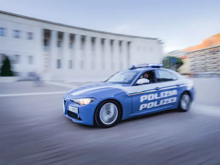 Eine Person verhaftet und neun weitere angezeigt