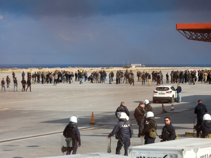 Bauern stürmen Flughafen Heraklion - Flugbetrieb gestoppt