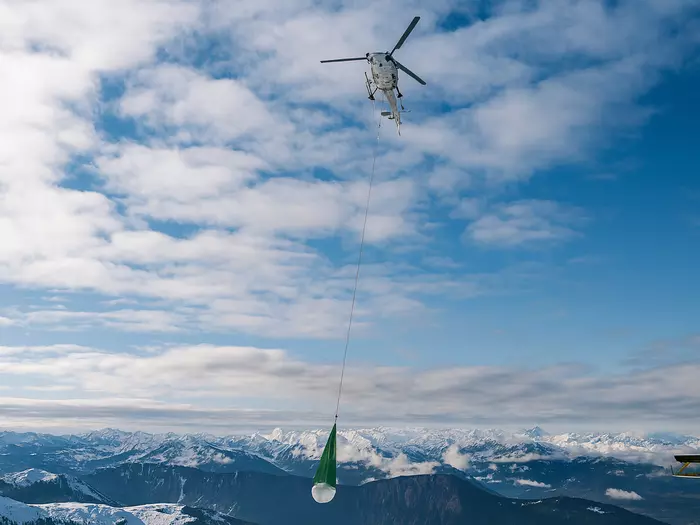 In Italien kommt der Schnee per Helikopter