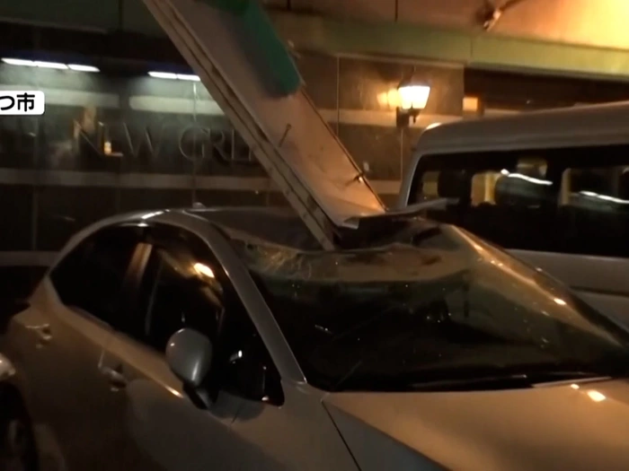 Fassadenteil steckt in Auto - VIDEO