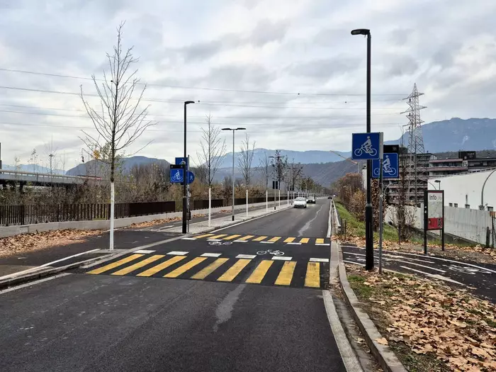 Neue Bodenschwelle und LED-Blinklichter am Eisackufer