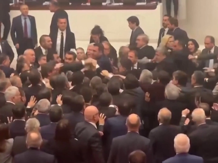 Schlägerei im türkischen Parlament