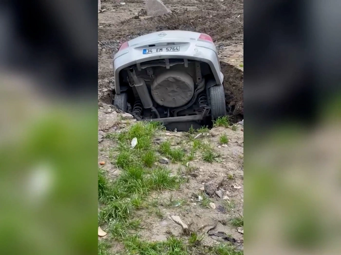 Türkei: Straße verschluckt geparktes Auto