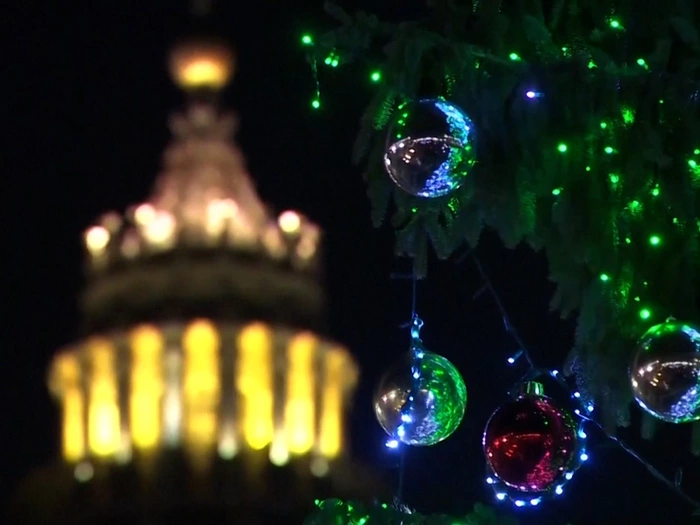 Ultner Christbaum erstrahlt am Petersplatz