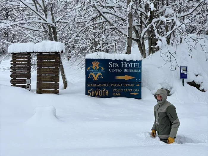 Italien: Wanderer versinkt fast im Schnee