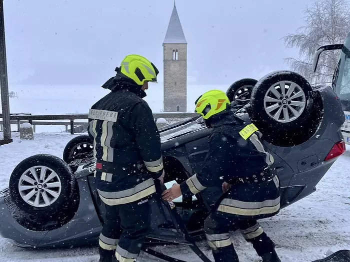 Schnee und Regen fordern Tribut auf der Straße