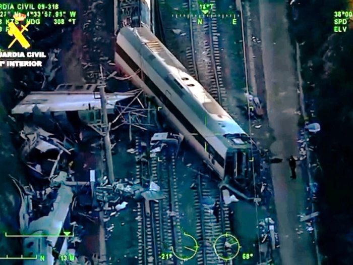 Zugsunglück in Spanien - 43 Opfer befürchtet