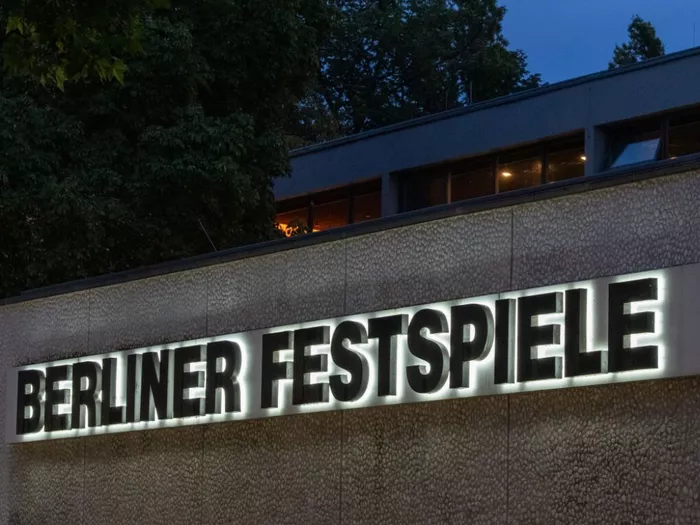 Berliner Theatertreffen mit "Fräulein Else" und Holzinger