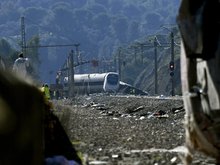 Mehrere Verletzte bei Kollision von Zug mit Kran in Spanien