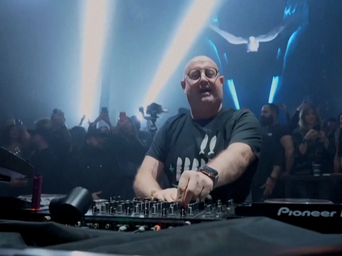 Dieser Priester begeistert als DJ die Massen