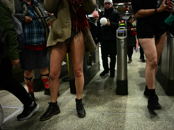 Londoner bei "No Trousers Tube Ride" ohne Hose in der U-Bahn