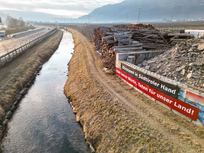 Schützen hängen provokatives Banner an MEBO-Ausfahrt Nals