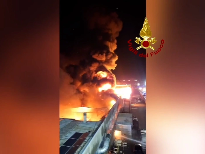 Großbrand in Papierlager - VIDEO