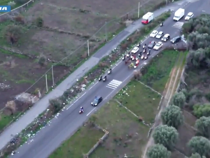 Illegales Pferderennen auf Sizilien - auf offener Straße - VIDEO