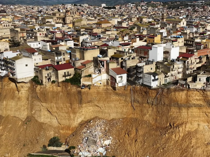 Sizilien: Stadt droht nach Erdrutsch in Graben zu stürzen - VIDEO