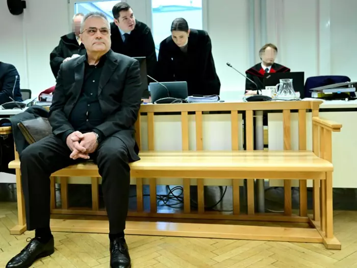 Ankläger unterstellt Ott zum Prozessauftakt "Landesverrat"