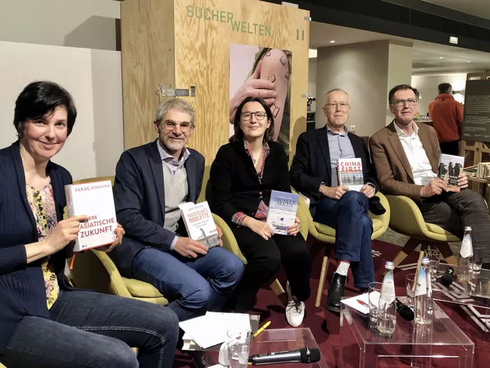 Bücher über Machtverhältnisse unter die Lupe